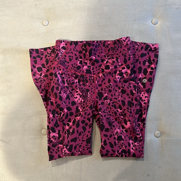 Lululemon Base Pase Pink Cheetah Leggings Crop - Picture 2 of 9